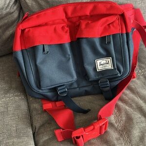 Herschel eighteen hip pack peacoat / coral
